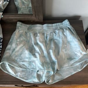 Lulu lemon Hotty hot high rise short 4” size 8 short lined. Too small